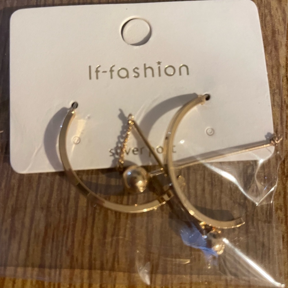If Fashion costume jewelry, gold earrings-NWT